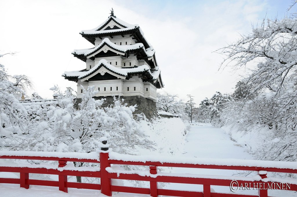 Burg Hirosaki und rote Brücke im Schnee