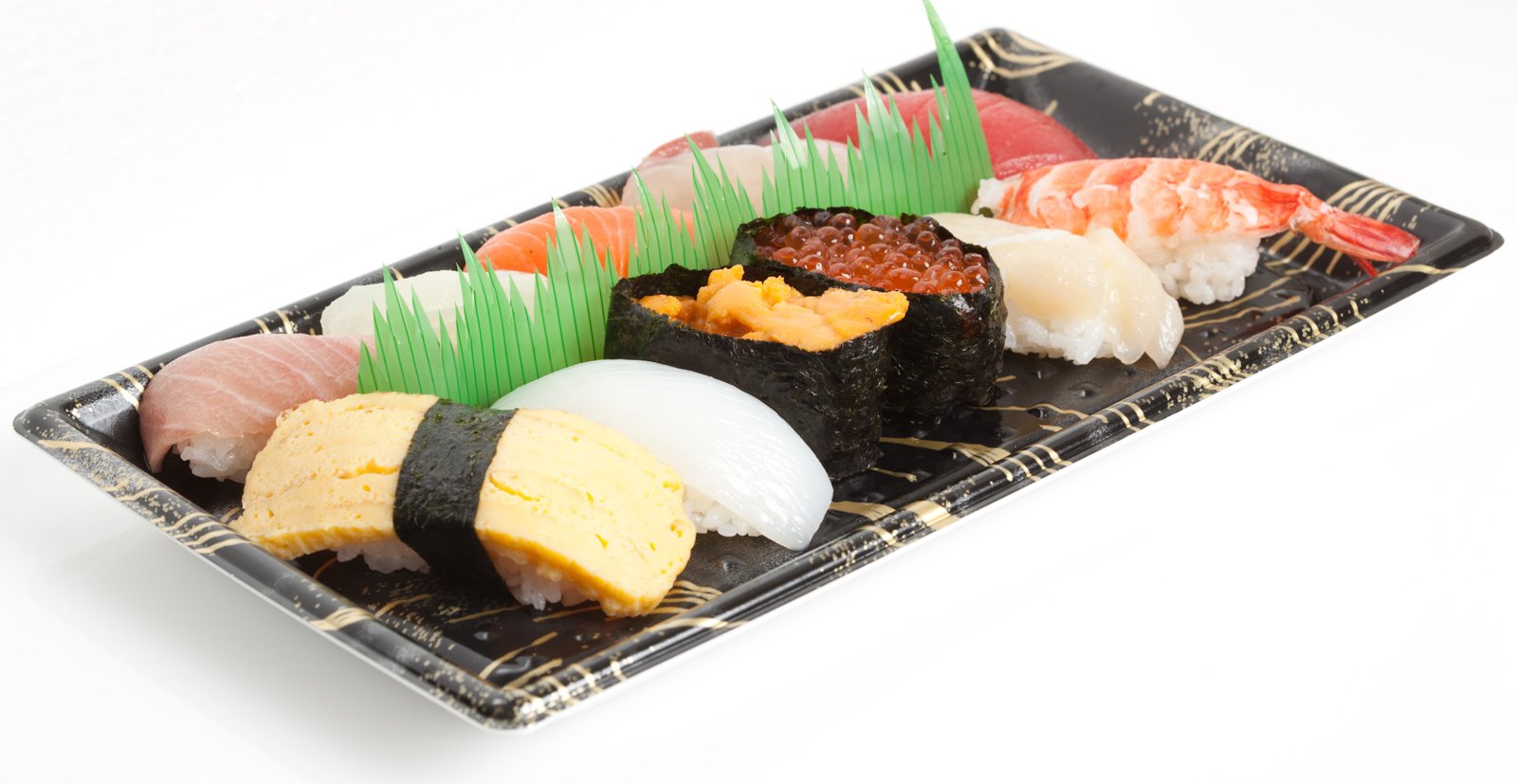 Auswahl japanischer Sushi auf einer schwarzen Schale