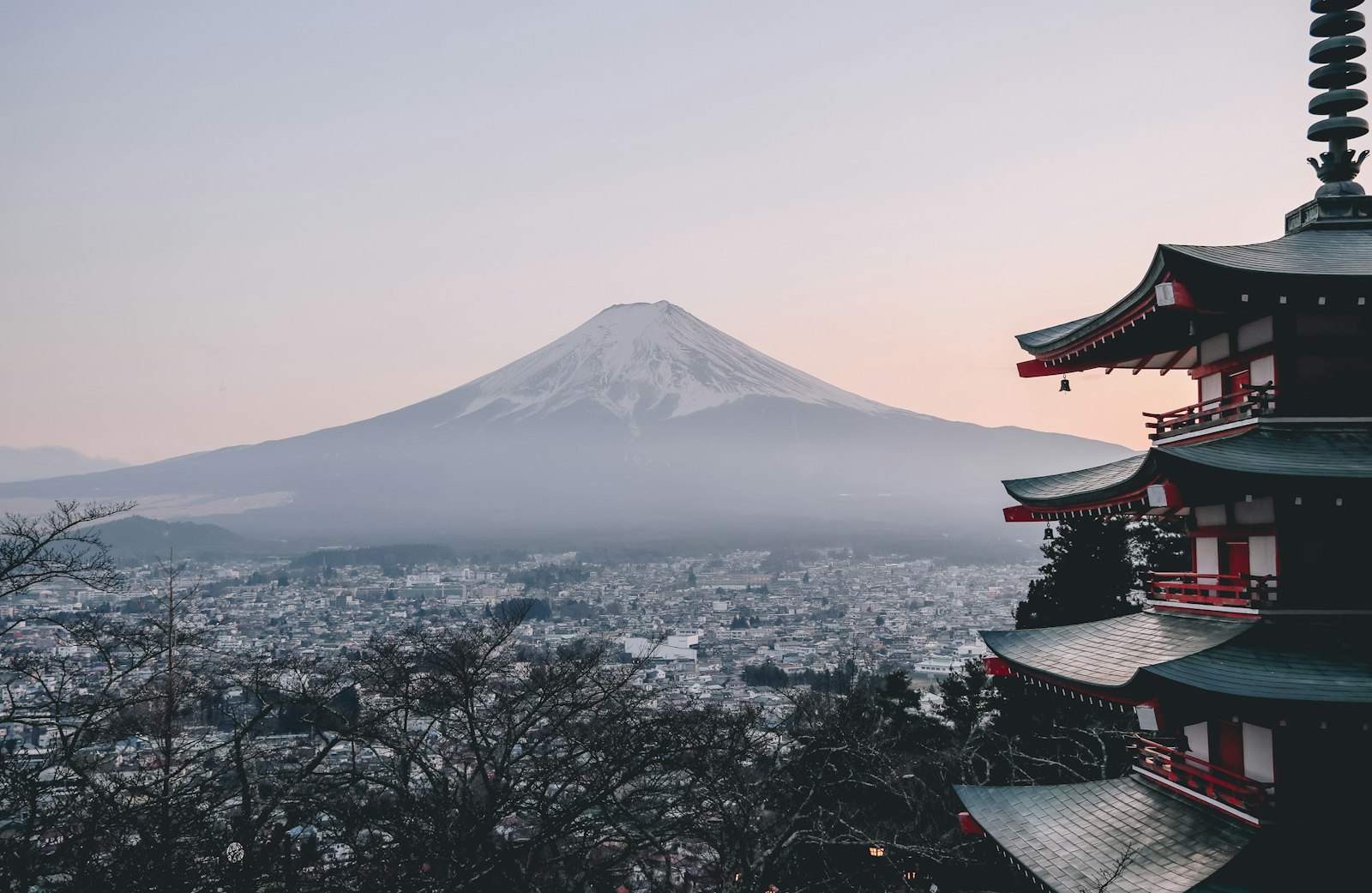 Fuji und Chureito-Pagode bei Fujiyoshida