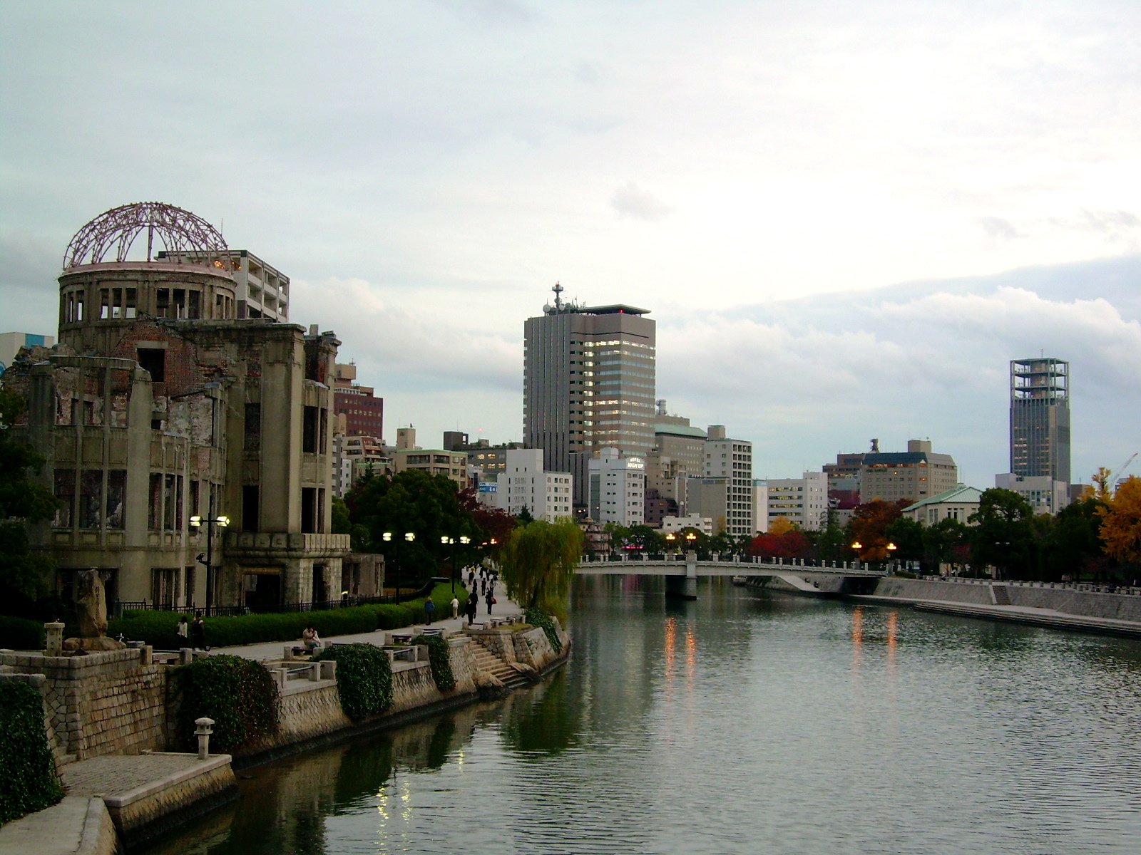 Atombombenkuppel am Fluss in Hiroshima