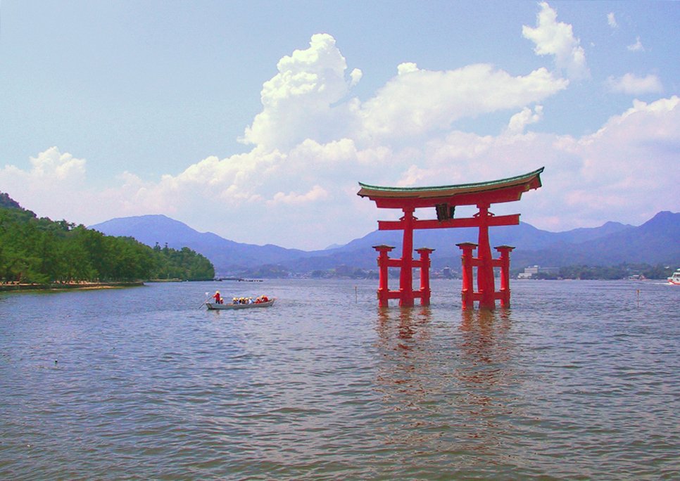 Rotes Torii des Itsukushima-Schreins im Wasser