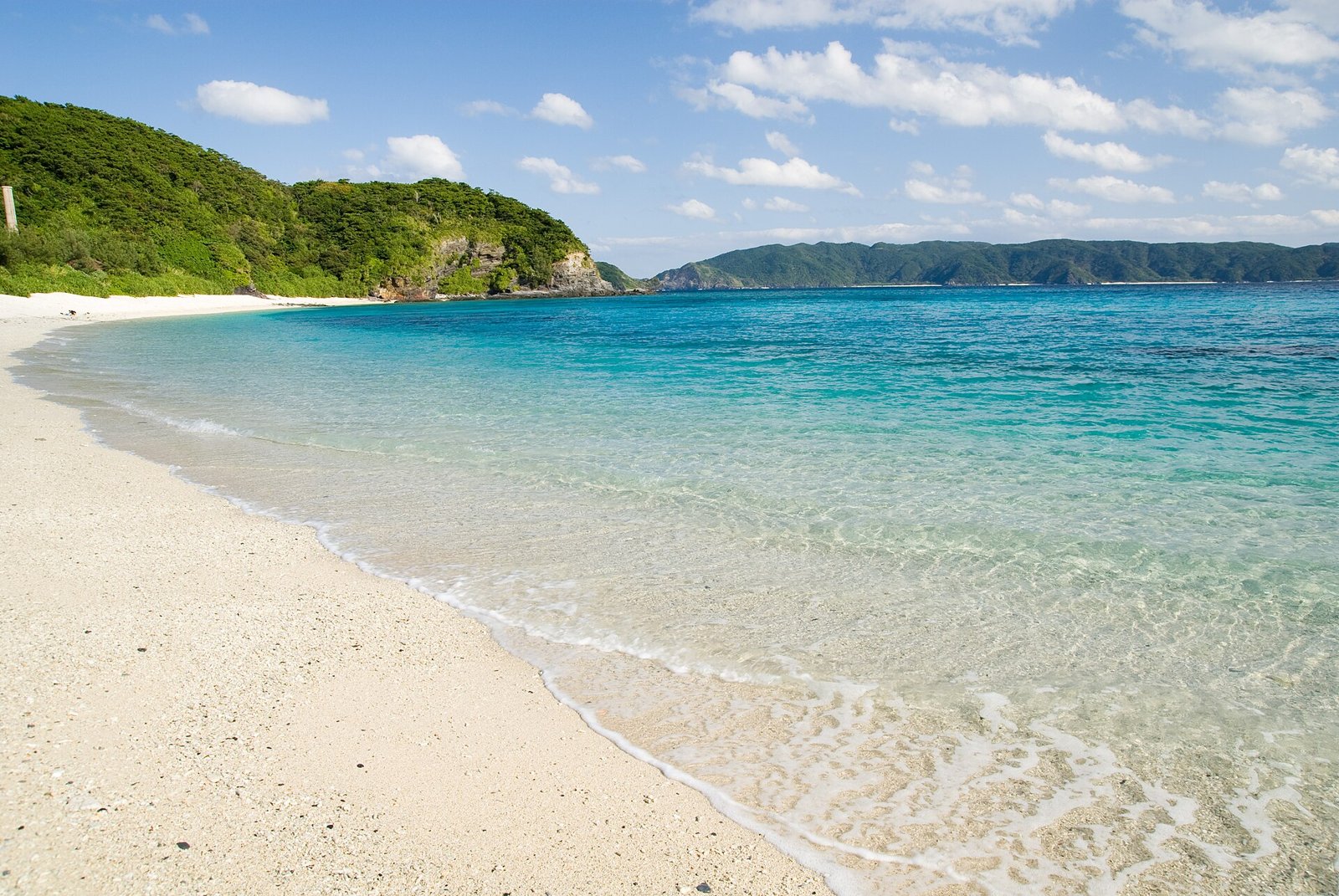 Heller Sand und türkisblaues Wasser am Furuzamami-Strand