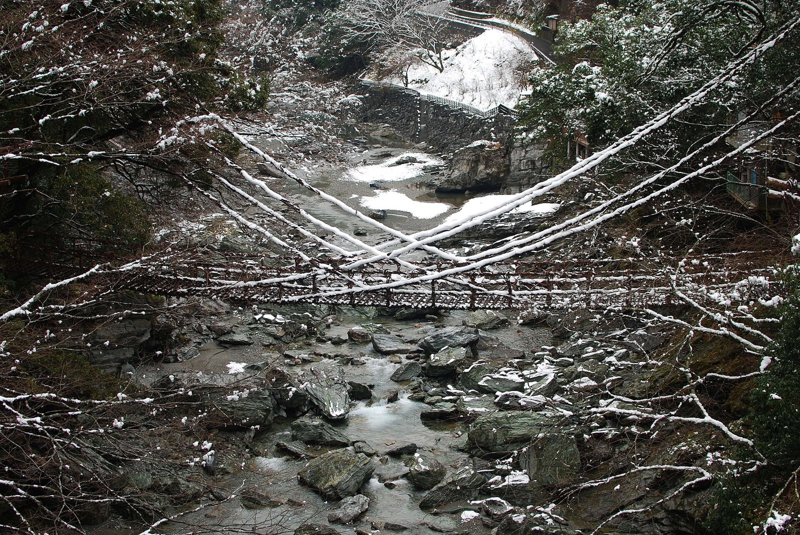 Hängebrücke aus Ranken über dem Fluss im Iya-Tal