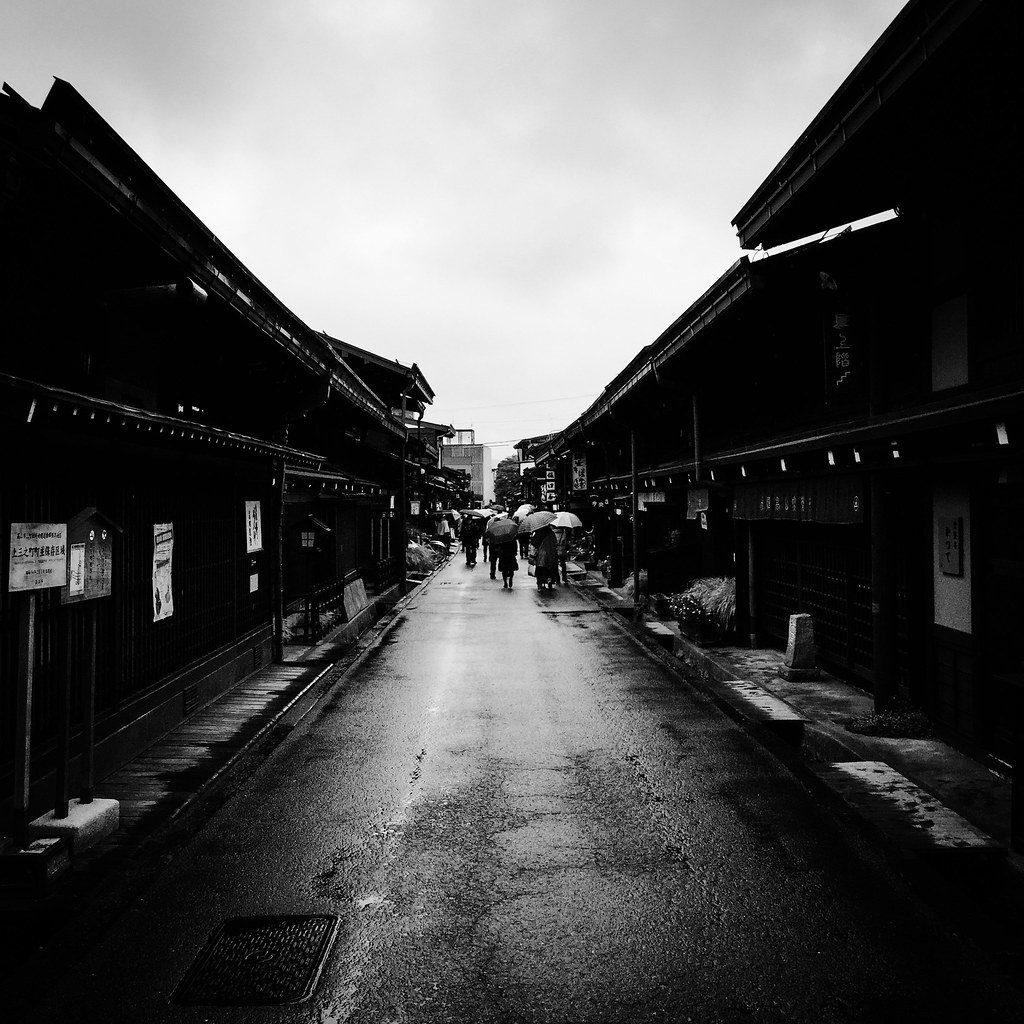 Historische Holzfassaden in Sanmachi, Takayama, in Schwarz-Weiß