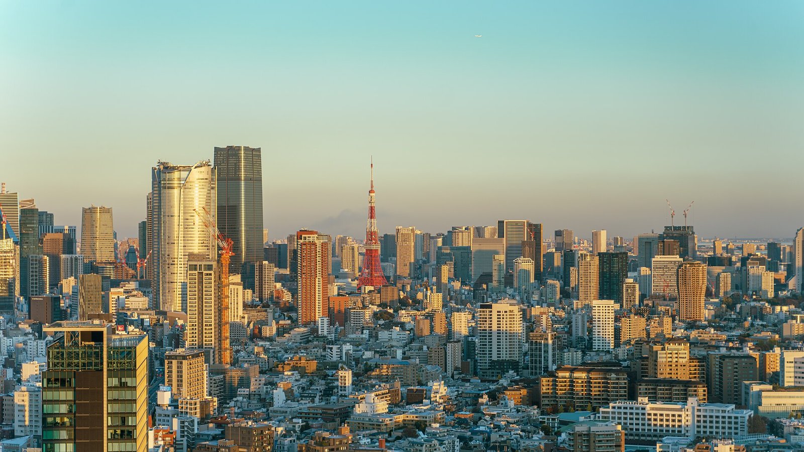 Skyline von Minato in Tokio im warmen Abendlicht