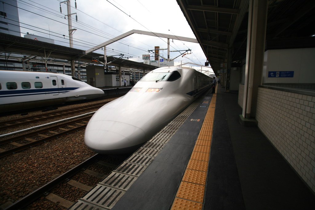 Shinkansen-Schnellzug an einem Bahnsteig
